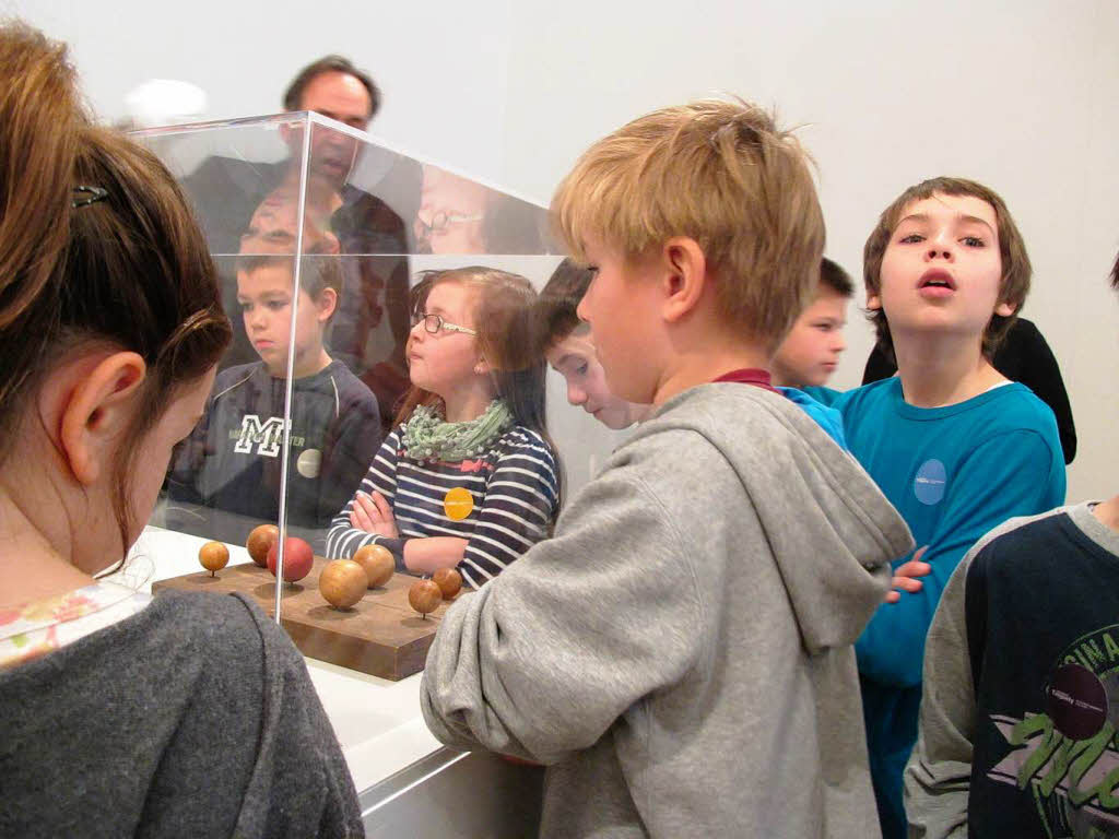 Anfassen (meistens) erlaubt! In der Ausstellung Spielobjekte darf man Knpfe drcken, Kunst essen, Wrfel umstellen und einen weien Raum mit farbigen Aufklebern schmcken. Das lieen sich die Kinder nicht zwei Mal sagen.