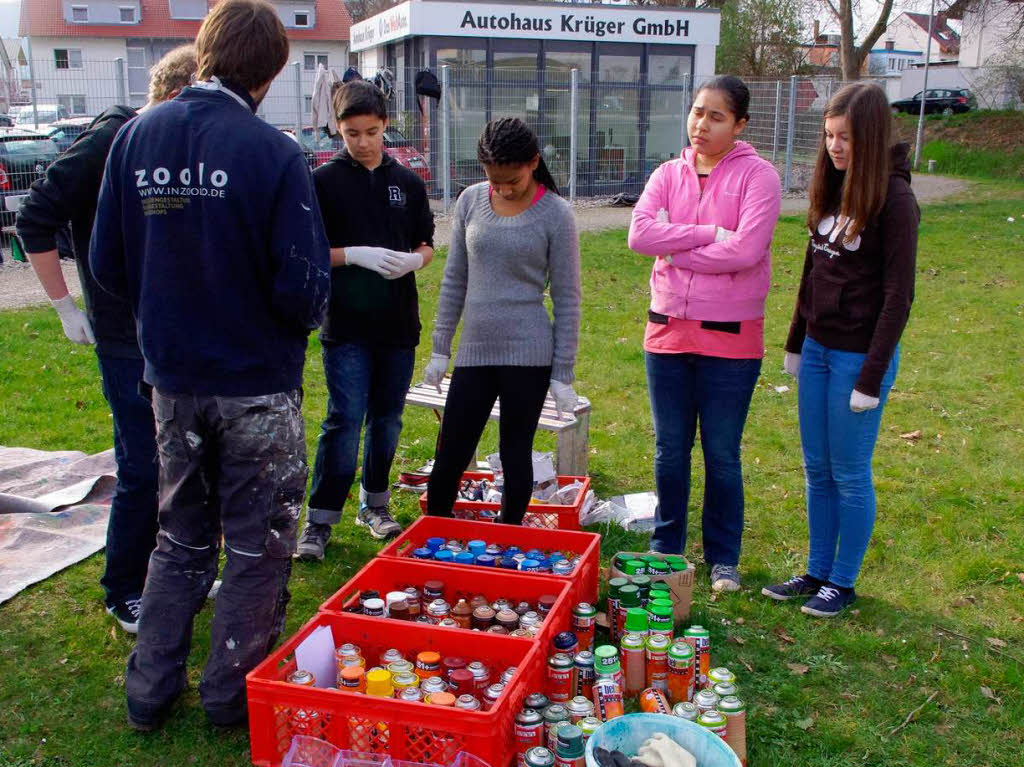 Die erste Schlergruppe erhlt Instruktionen von Graffiti-Knstler Andreas Ernst.