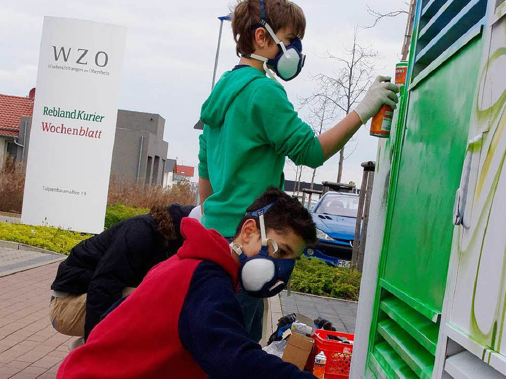 Und Action! - Damit sie die Lsemittel aus den Farbdosen nicht einatmen, tragen die Schler einen Mundschutz.