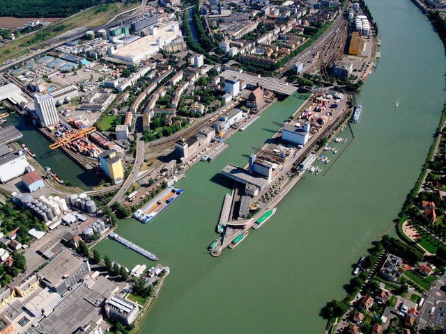 Der Hafen Kleinhningen mit den Hafenb...ben links) erschlossen werden knnte.   | Foto: MEYER