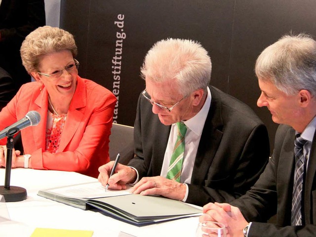 Ministerprsident Kretschmann unterzei...ngsvereinbarung zur Risse-Katastrophe.  | Foto: Alexander Huber