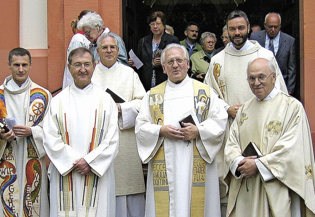 2003 war Pfarrer Schmid (rechts) bei d...sind inzwischen hier nicht mehr ttig.  | Foto: Archivfoto: Weiss