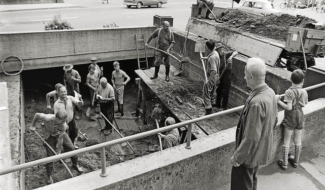Mhlenbachputzete vor 50 Jahren: Wagen...d aus dem Bachbett geschaufelt werden.  | Foto: Armin Mller