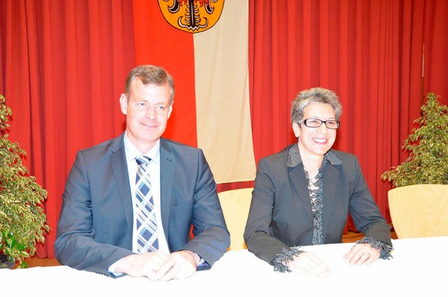 Oliver Rein und Petra Breitenfeldt kan...in Breisach bei der Brgermeisterwahl.  | Foto: Simon Krause