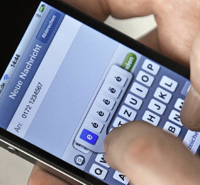 Eine SMS schreiben, geht auch mit dem ... allerdings noch meilenweit entfernt.   | Foto: dpa