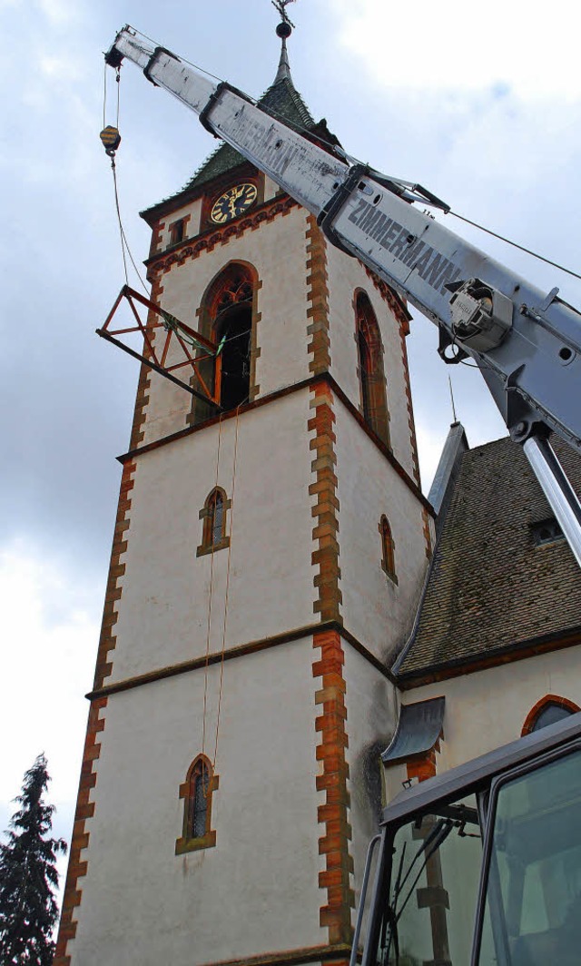 Der zerlegte Glockenstuhl wurde am Mit...hweren Autokran aus dem Turm gehievt.   | Foto: Edgar Steinfelder