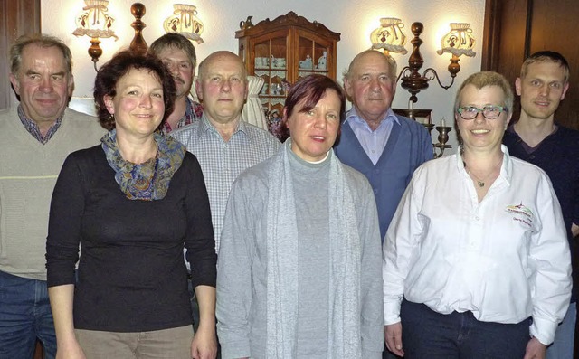 Die Vorsitzende Dorle Raimann (rechts)...gewhlten Mitgliedern des Vorstandes.   | Foto: christine weirich