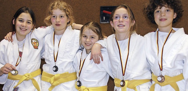 Starke Truppe: Lena Riegert, Pina Lins...nks) freuen sich ber ihre Medaillen.   | Foto: Frey