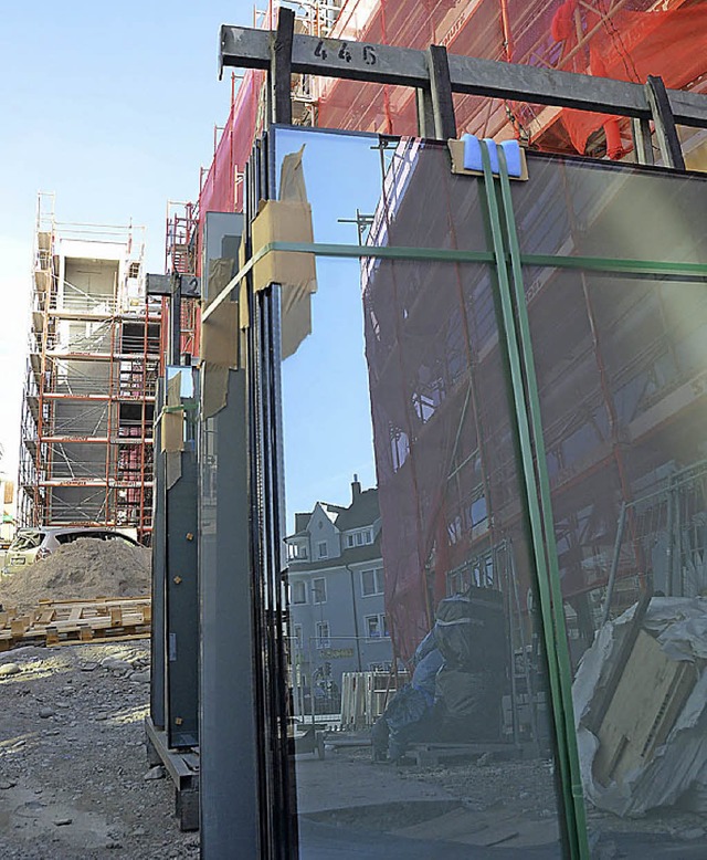 Der Rohbau des Hochrheincenters in der...strae spiegelt sich in Glasscheiben.   | Foto: Peter Gerigk