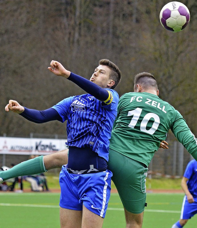 Jrgen Itzin (links), hier im Kopfball...(jetzt Lrrach-Brombach), ist zurck.   | Foto: kaufhold