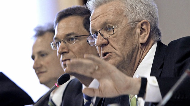 Winfried Kretschmann spricht im Sitzun...nroth (links) und Landrat Hanno Hurth.  | Foto: Patrik Mller