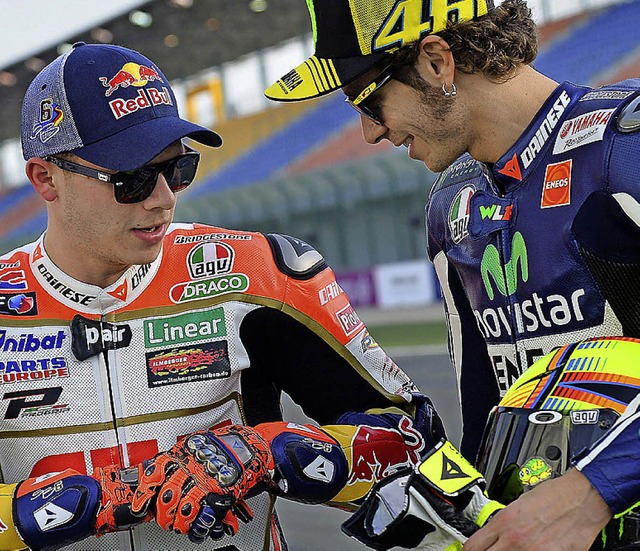 Fachsimpler: Stefan Bradl (links) und  Valentino Rossi   | Foto: dpa