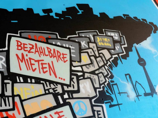 Ein Graffiti fr bezahlbare Mieten am Kottbusser Tor in Berlin-Kreuzberg  | Foto: dpa
