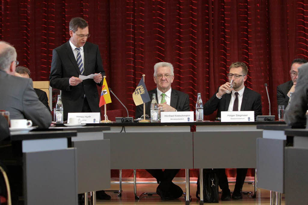 Landrat Hanno Hurth (links) begrt Ministerprsident Winfried Kretschmann im Emmendinger Landratsamt.