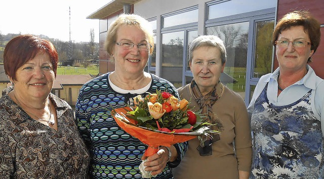 Elfriede Schmidt (links), Gerda Sillma...m Verein, Blumen und eine Dankeskarte.  | Foto: Simon Tenz
