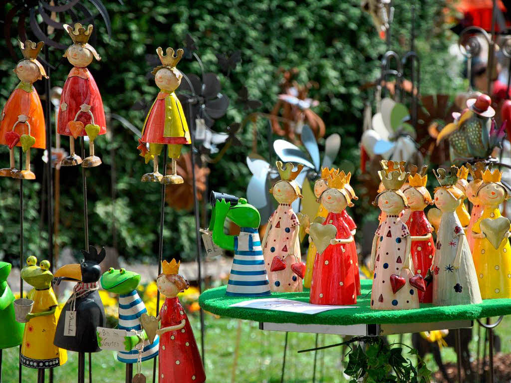 Scherenschnitte als Gartenskulpturen oder urige Vogelhuser – auf der Messe finden Besucher Kunstvolles und Exklusives fr ihre Grten. Angeboten werden aber auch traditionelle Kruter und Blumen.