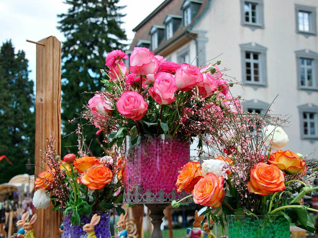 Scherenschnitte als Gartenskulpturen oder urige Vogelhuser – auf der Messe finden Besucher Kunstvolles und Exklusives fr ihre Grten. Angeboten werden aber auch traditionelle Kruter und Blumen.