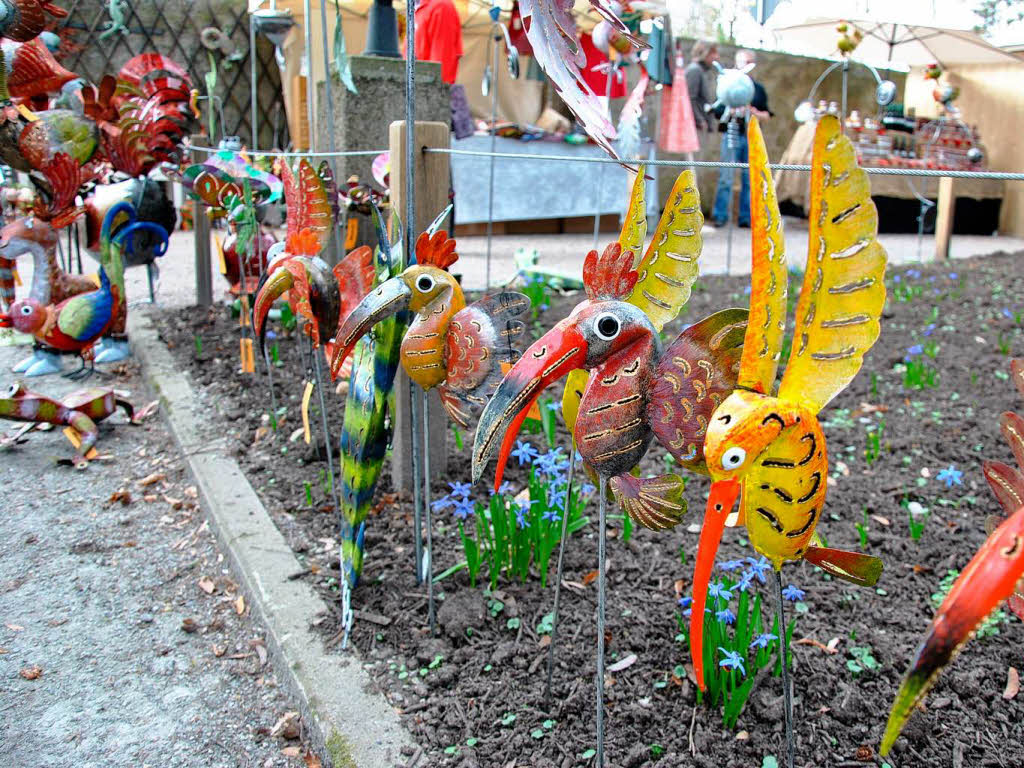 Scherenschnitte als Gartenskulpturen oder urige Vogelhuser – auf der Messe finden Besucher Kunstvolles und Exklusives fr ihre Grten. Angeboten werden aber auch traditionelle Kruter und Blumen.
