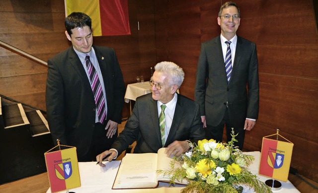 Ministerprsident Winfried Kretschmann...Hollemann; rechts: Landrat Hanno Hurth  | Foto: Marius Alexander
