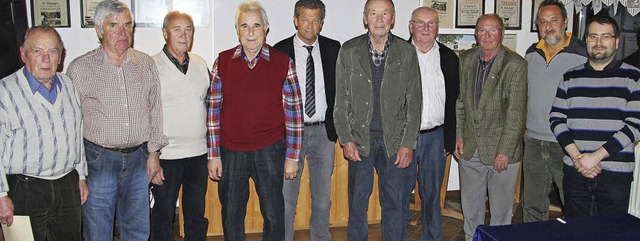 Fr  Vereinstreue von 50 und mehr Jahr...rgen Vogel (Mitte) mehrere Mitglieder.  | Foto: horst david