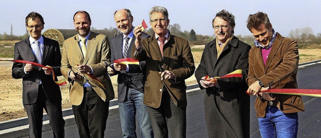 Beim traditionellen Scherenschnitt (vo...genieure) und Andreas Ruf (Firma Joos)  | Foto: CHRistoph BREITHAUPT