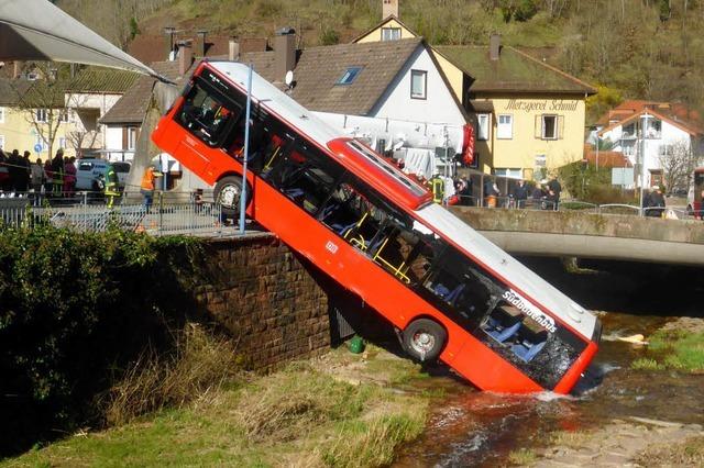 Geister-Bus rollt in Schramberg rückwärts ins Bachbett