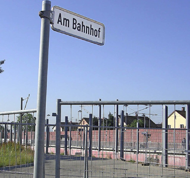 &#8222;Am Bahnhof&#8220; heit die Str...nachbarte Platz in Eimeldingen heien.  | Foto: langelott