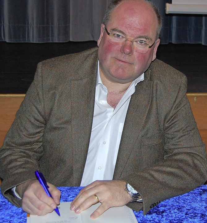 Walter Kohl signiert Bcher nach seinem Vortrag in der Reihe Lebenswege  | Foto: Puppe-Opahle Barbara