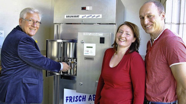 24 Stunden Frischmilch gibt es seit ku...en, sowie Christina und Rolf Wunderle.  | Foto: Ralph Fautz