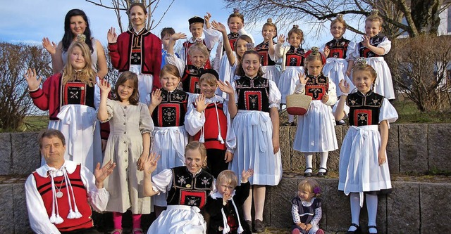 Die Rickenbacher Trachtenkinder tragen...leiterin Stefanie Lueg (vorne Mitte).   | Foto: Hildegard Siebold