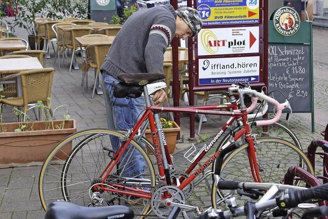 Sogar ein altes Tandem wurde feilgeboten