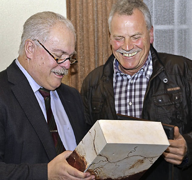 Peter Holzer (links) erhielt von Brge...er Gabriel Schweizer ein Weinprsent.   | Foto: voigt