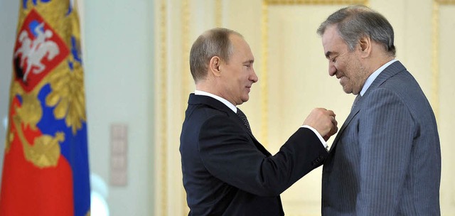 Der Prsident dekoriert seinen Bewunde...eit&#8220;: Putin (links) und Gergiev   | Foto: AFP
