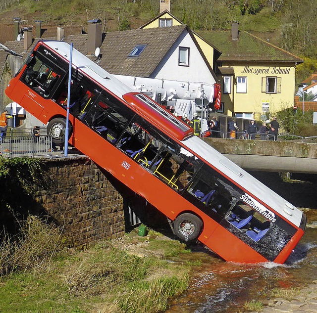 Die Angst der Busfirmen  vor dem Abstu...Bach strzte. Verletzt wurde niemand.   | Foto: dpa