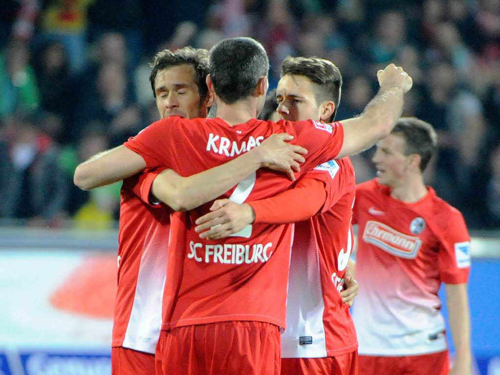 Mit einer kmpferisch hervorragenden Leistung schlgt Freiburg Werder Bremen im heimischen Stadion. Es war der zweite Sieg in Folge.