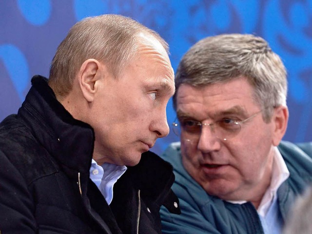 Ziemlich beste Freunde: Russlands Prs...(links) und IOC-Prsident Thomas Bach   | Foto: AFP