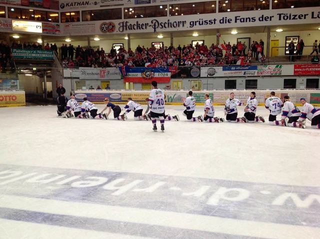 Nach dem Spiel in der Eishalle in Bad ...en sich die Spieler gebhrend feiern.  | Foto: Riedel Gtz