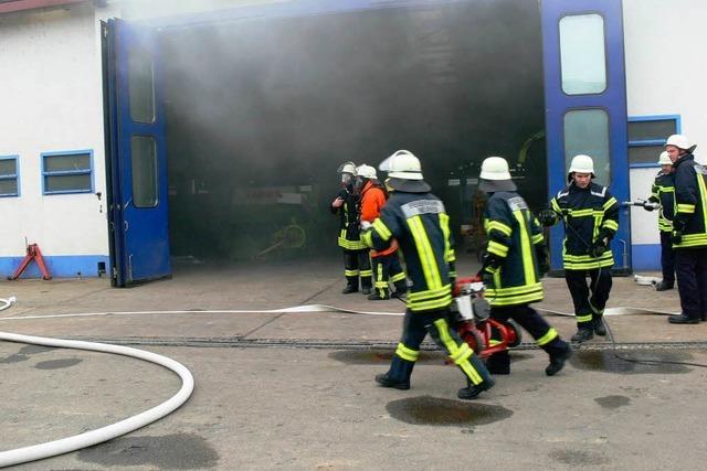 Feuerwehr Schutterzell probt – zeitgleich brennt es woanders wirklich