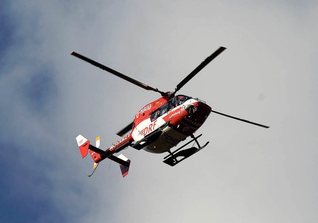 Nach einem Auffahrunfall auf der A 5 i...gshubschrauber abtransportiert werden.  | Foto: Patrick Seeger