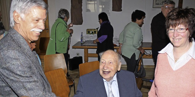 Rudolf Stadelbacher (Mitte) wurde im R...ibecke und Marlies Kaiser gratulieren.  | Foto: Werner Schnabl