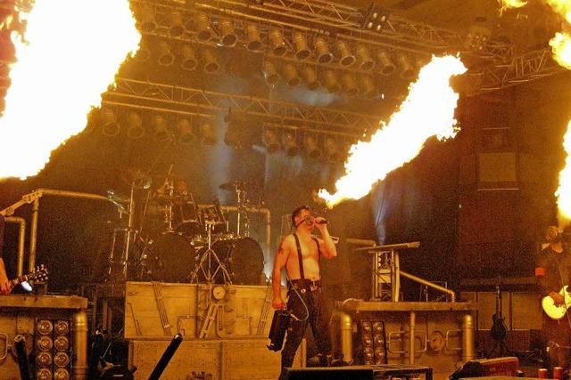 Rammstein-Coverband Stahlzeit lockt mehr als 900 Zuschauer in die Teninger Jahn-Halle