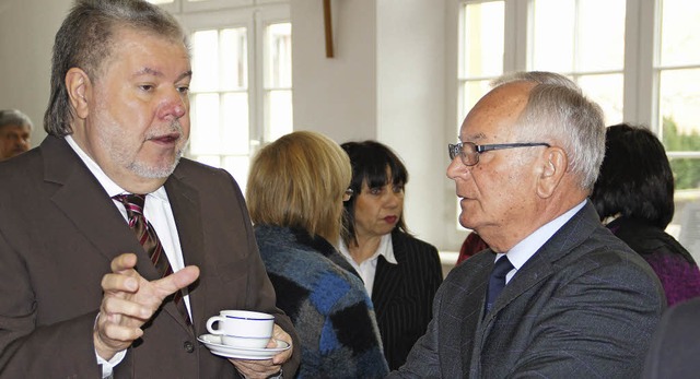 Kurt Beck (links) spricht mit dem frh...abgeordneten Karl Nicola aus Weisweil.  | Foto: Ilona Hge