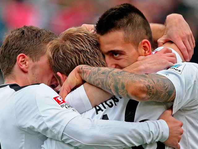 Der Frankfurter Joselu (rechts) jubelt...tian Jung ber seinen Treffer zum 0:2.  | Foto: dpa