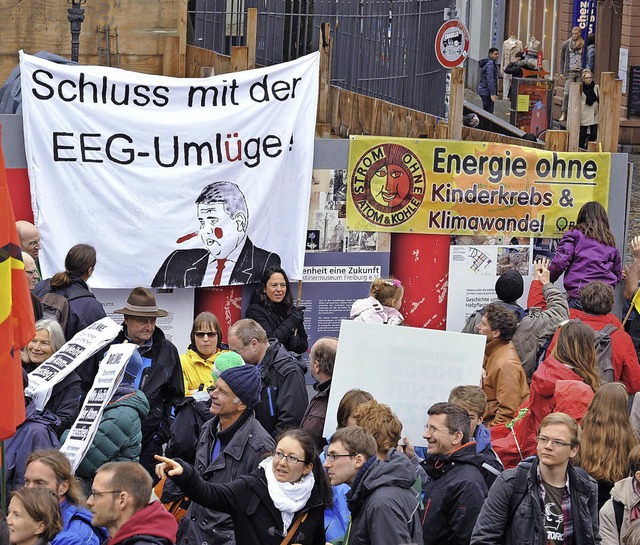 Die Demonstranten fordern die schnelle Energiewende.   | Foto: Rita Eggstein