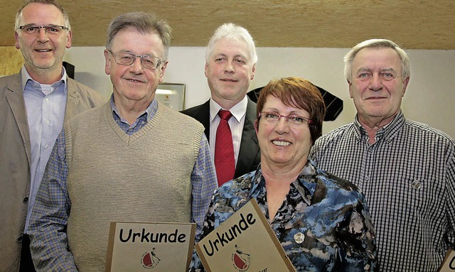 Ehrungen beim SC Orschweier (von links...ann und  Carmen Lffler, Rudi Greisel.  | Foto: Decoux-Kone