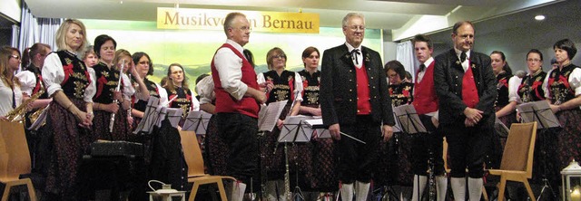 Die Musiker des Bernauer Jubilumsvere...ihrem Dirigenten Rolf Schmidt (Mitte).  | Foto: Ulrike Spiegelhalter