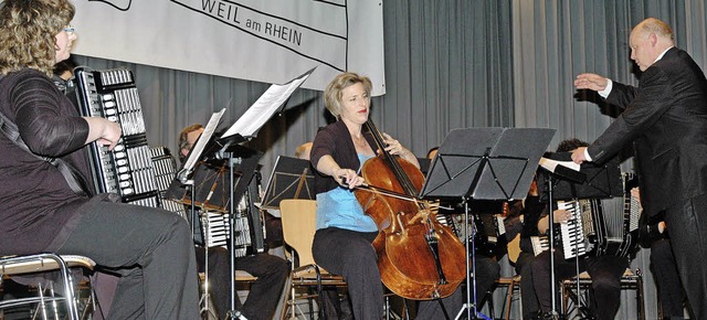 Das Weiler Akkordeonorchester begleite...hlsam die  Cellistin  Judith Gerstner.  | Foto: Ounas-Krusel