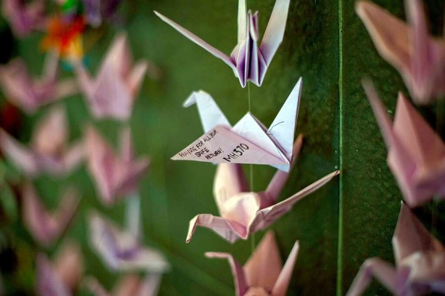 Origami-Schwne erinnern an die Passagiere an Bord des Fluges MH 370.  | Foto: AFP