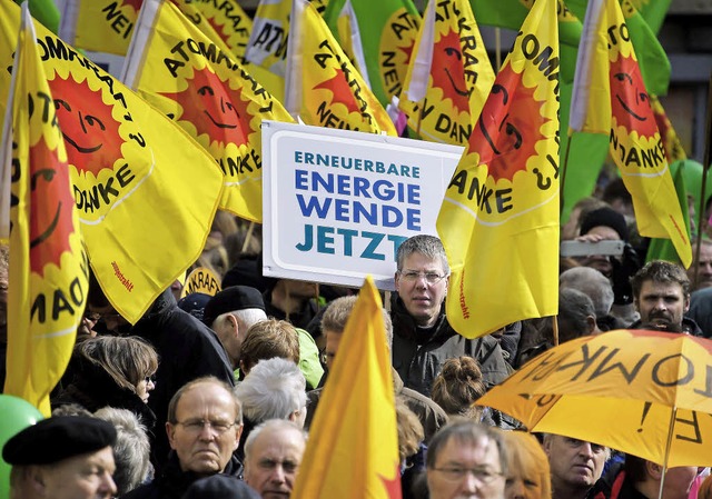 Bunter Protest in Kiel (l.) und Hannov...n bei der Windkraft kritisiert wurden.  | Foto: dpa