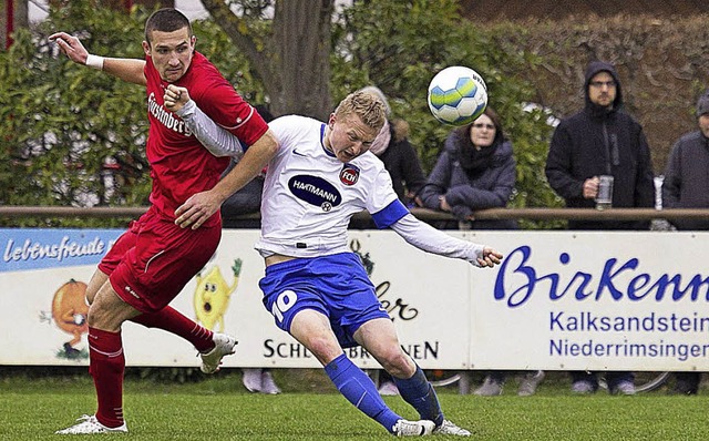 BSC-Akteur Walter Adam (li.) bedrngt Gstespieler  Deutsche   | Foto: Fleig